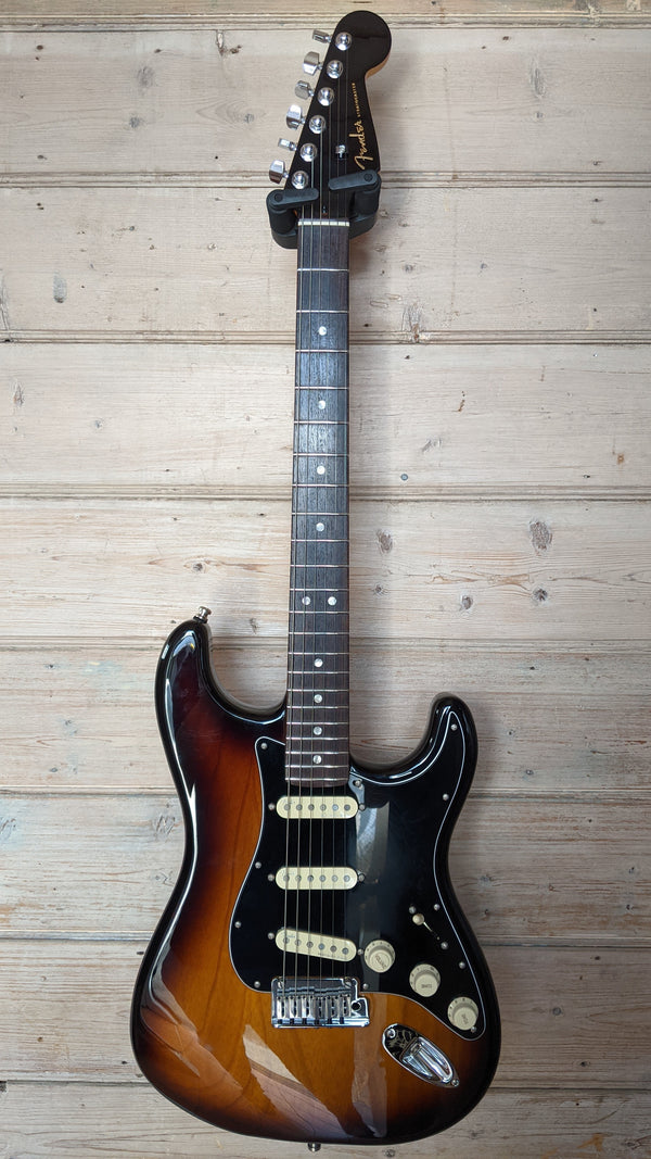 Ultra Luxe Stratocaster Rosewood Fingerboard 2-Color Sunburst - 2ND Hand
